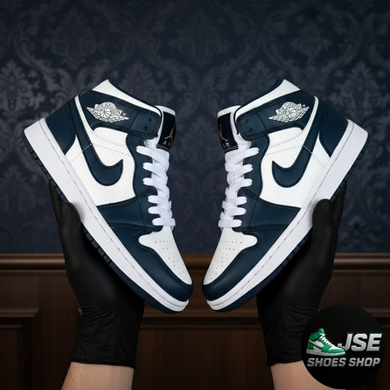 Nike Air Jordan 1 Mid en el colorway Obsidian