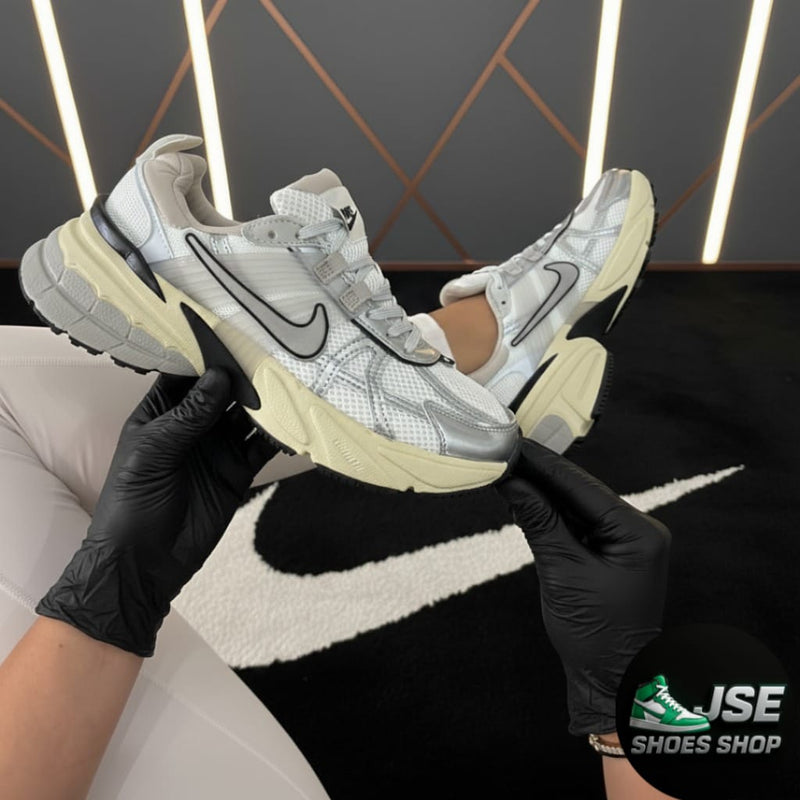 Nike V2K Run en el color Summit White Metallic Silver