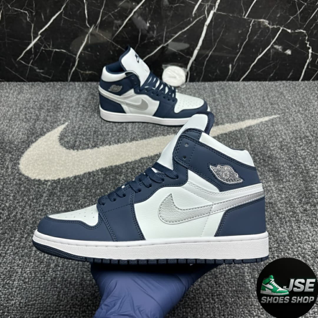 Nike Air Jordan 1 Mid en el colorway Obsidian